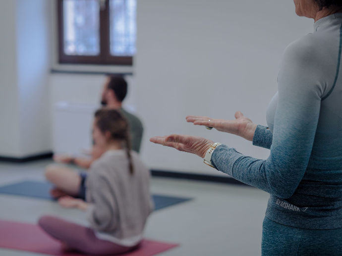 Situation détendue pendant la pratique de yoga au travail enseignée par Lorène Burgun